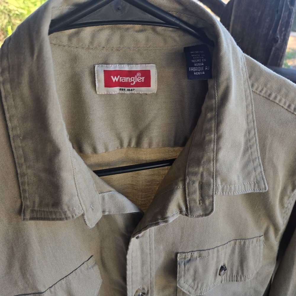 Wrangler Tan Short Sleeve Button Front Casual Shirt Size Medium - Picture 2 of 11